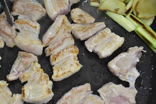 再加入將五花肉塊炒至肉片上色後，加入調製好的醬料及水200cc，以及梅問屋鹽梅，煮滾後蓋上鍋蓋，小火燉煮30-35分鐘。