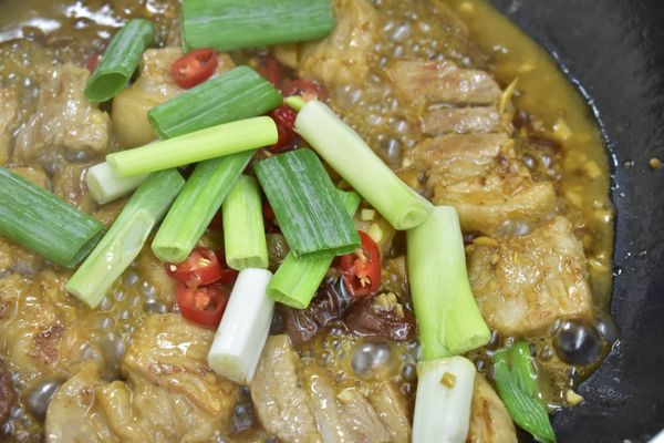 燉至醬汁濃稠後加入蔥綠及辣椒炒熟，淋上香油即可起鍋。