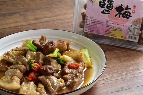 一道鹹香四溢的梅香控肉就完成囉！
無論是晚餐料理或是便當主菜都很美味～