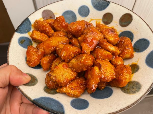 成品是乾爽的糖醋雞丁（因為我們家不喜歡吃燴的那種湯湯水水口感的）