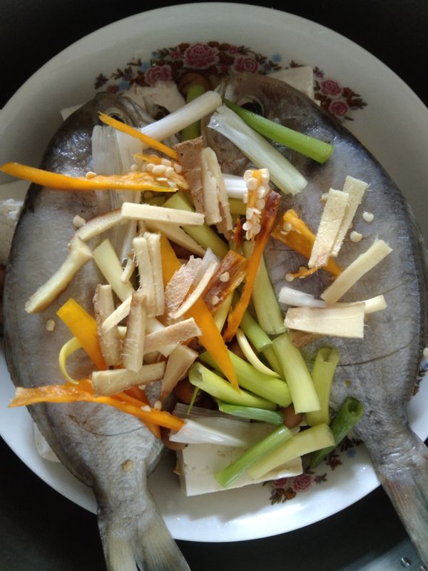 擺在豆腐上淋調味料