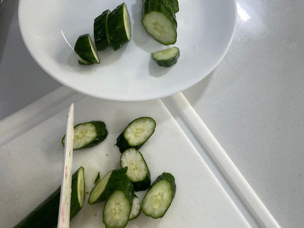 小黃瓜洗淨
去頭去尾
切斜片