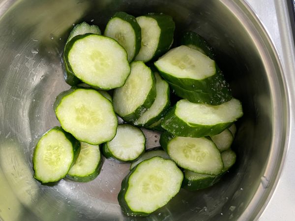 拿一個碗放入小黃瓜
加入鹽
拌均勻
等小黃瓜稍微出水