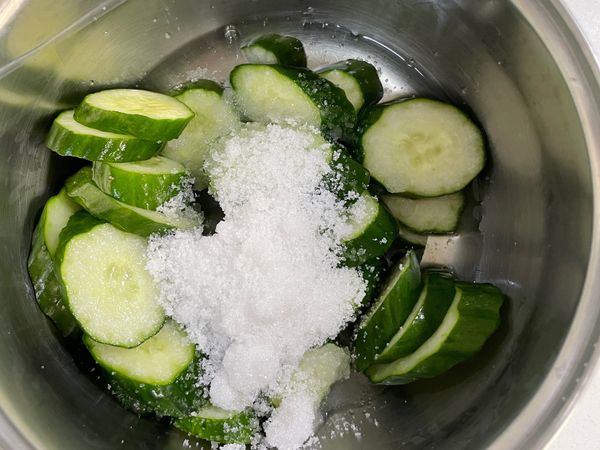 將調味料1加入碗中
搖晃均勻