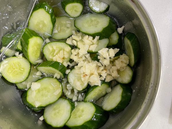 將調味料2加入碗中
搖晃+拌均勻
可加入辣椒配色

然後鋪上保鮮膜
放入冰箱30分鐘以上
完成