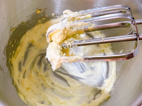 篩入糖粉，攪打蓬鬆、顏色變淡。