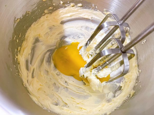 加入蛋黃攪拌均勻。