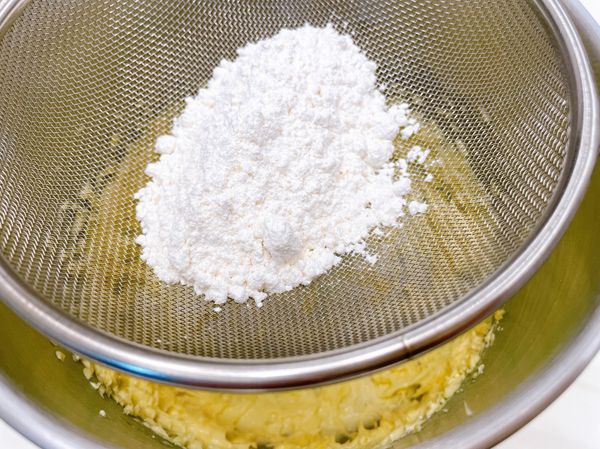 篩入低筋麵粉。