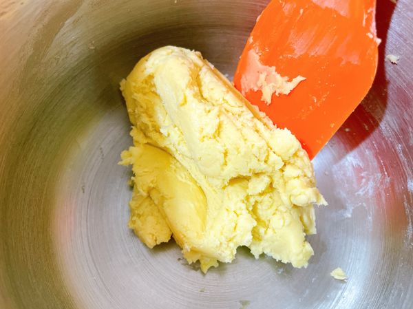 輕輕拌勻成團。