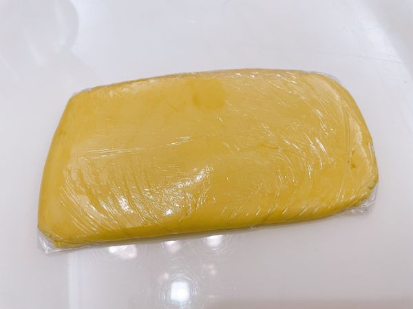 用保鮮膜包好壓平，冷藏30分鐘。