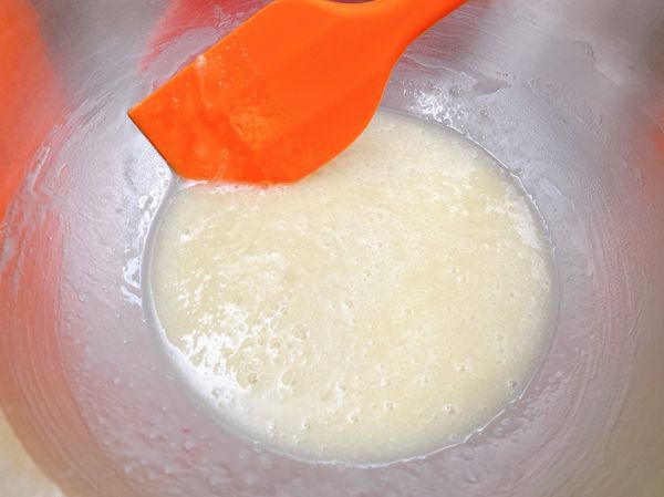 <<杏仁瓦片糊>>
糖粉、低筋麵粉、高筋麵粉過篩，加入蛋白液，攪拌均勻。