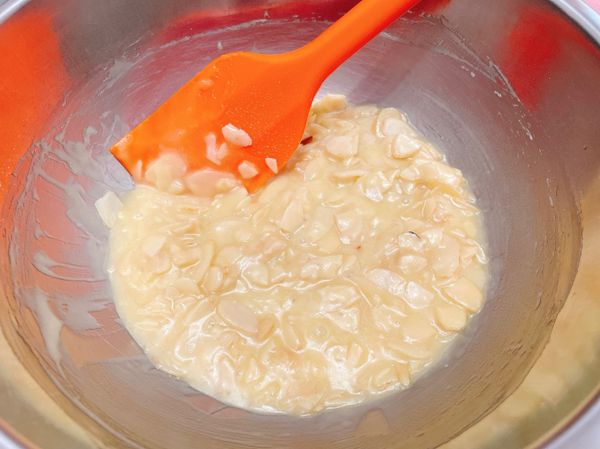 加入杏仁片攪拌均勻。