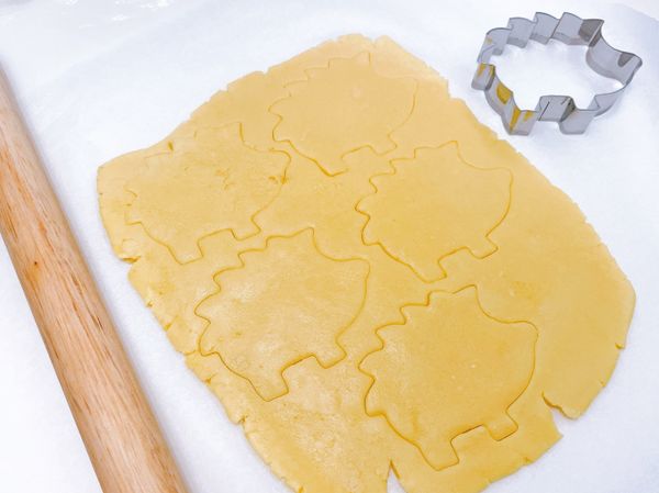 <<組合>>
慢慢將冷藏過的麵團桿薄約0.3-0.4公分厚，壓出刺蝟形狀，取下排入烤盤。