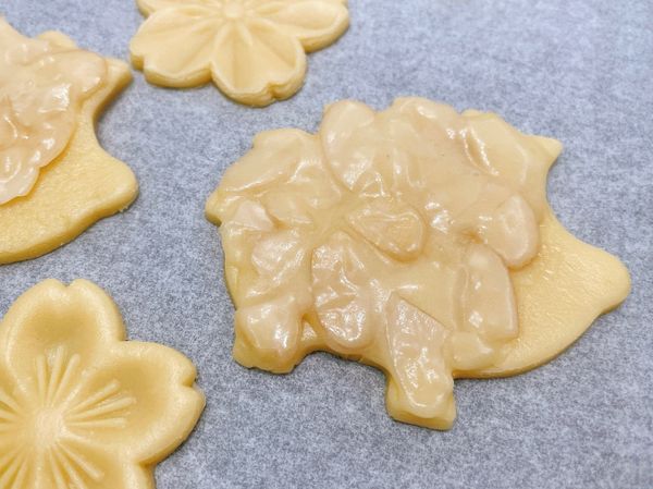 將杏仁瓦片糊薄薄的鋪在餅乾上，杏仁片儘量不要重疊。