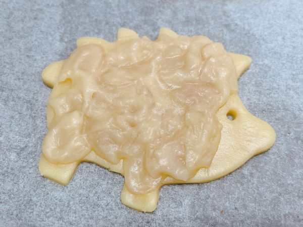 若不想另外用巧克力裝飾五官，眼睛可以在烤前直接戳洞。