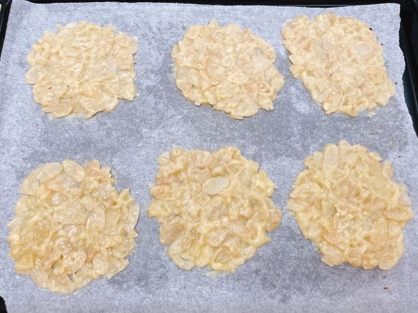 剩下的杏仁瓦片糊，可以在烤盤上鋪平成小片狀(杏仁片也儘量不要重疊)。