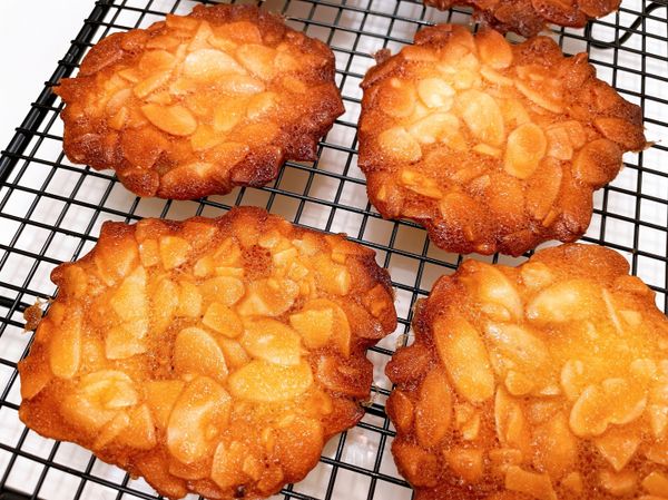 上火170度/下火150度，烤約10分鐘至均勻上色，出爐移至網架上放涼，就是市售的杏仁瓦片囉！