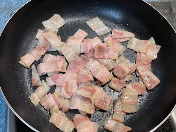 培根切片 蒜頭切末 蘑菇切片
滾水加2湯匙鹽巴煮麵7分鐘（管麵要12分鐘）

同時間煎香培根讓它變捲變微焦出油後
加入蒜頭跟其他想加的配菜炒一炒

根莖類蔬菜事先燙個3分鐘後變軟再放入一起炒
比較快熟