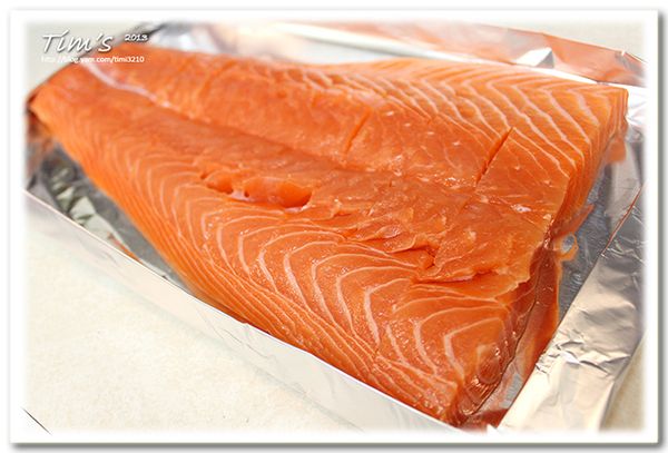 1. 在鮭魚非皮的那一面, 每2-3公分劃一刀; 刀深約魚厚度的一半.