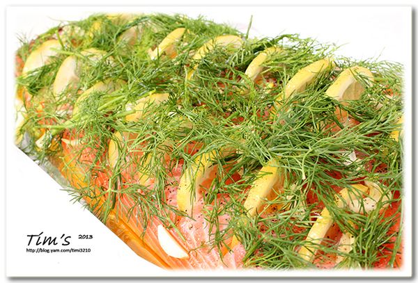 4. 均勻的灑上蒜片、Dill、海鹽和黑胡椒.