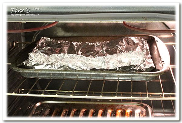 6. 把鋁箔紙, 由邊緣稍微往內折; 合起短邊, 折起來, 再封住兩端, 就完成了 (成品類似船型).