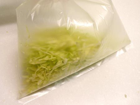 擠去多餘水分，冷開水沖去多餘鹹味