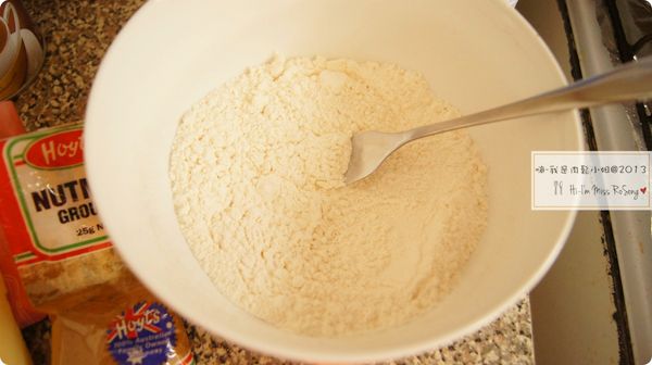 將麵粉，泡打粉和鹽巴稍微拌勻