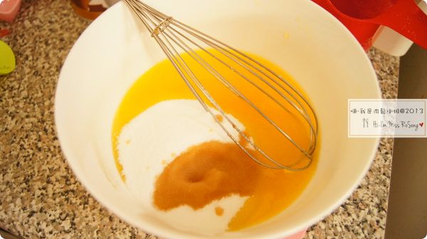 無鹽奶油用微波爐加熱約50秒至融化後加入細砂糖與天然香草精以打蛋器拌勻