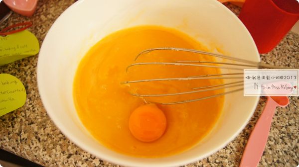 接著加入雞蛋

** 雞蛋請分次加入，第一顆拌勻後再加第二顆並以此類推 **