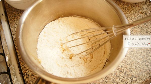 之後加入混合好的麵粉攪拌均勻