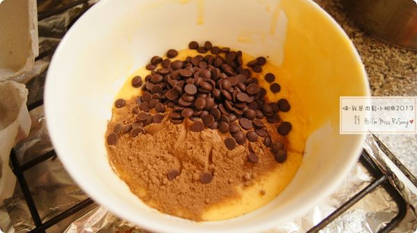 將拌好的麵糊平均分裝在兩個碗中，

(兩個碗中大約是250ml量杯各一杯再多一些些的量)

一個加入可可粉與巧克力拌勻

(烘培用巧克力請先切碎喔，但如果買到的是烘培用巧克力豆就不用切了)