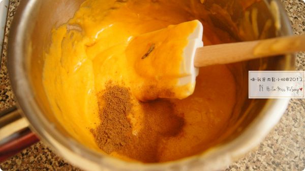 另一個加入南瓜泥，肉桂粉和肉豆蔻拌勻