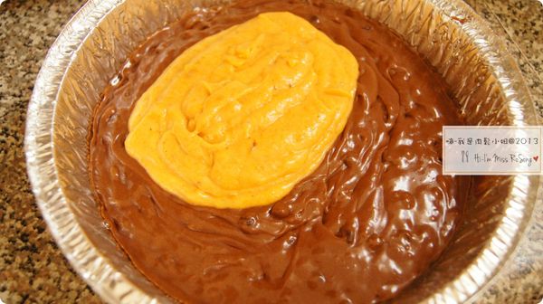 先倒入巧克力口味麵糊均勻鋪平再倒入南瓜口味麵糊

** 如果使用更小的烤盤，

就可以先鋪一層巧克力糊再一層南瓜糊，

接著再一層巧克力糊以此類推直到最後一層為南瓜糊為止 **