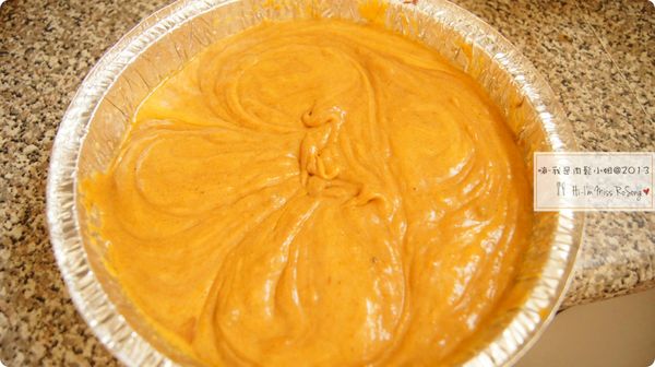 接著輕敲烤膜讓空氣跑出後即可放入已預熱的烤箱以175度烤40~45分鐘，

辨識布朗尼烤好的方法就是將牙籤插入布朗尼，

如果拔出來的牙籤很乾淨就表示烤好了，

如果還沒好牙籤就會沾上麵糊，

這時請再延長5分鐘烘烤