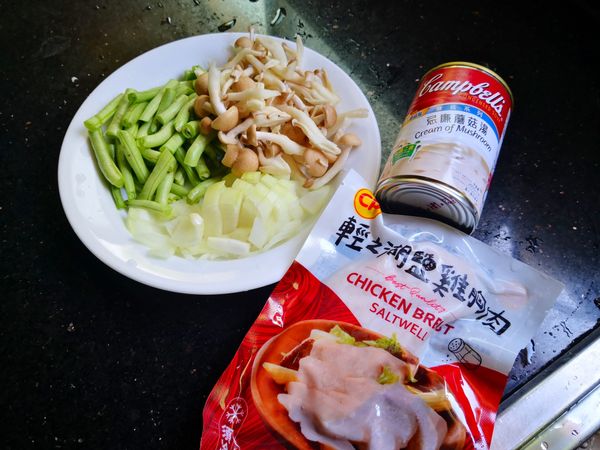 備料：
1.洋蔥切丁或切絲。
2.鴻喜菇洗淨撥開。
3.四季豆洗淨切段。
4.雞胸肉切塊（我是用舒肥雞胸肉，也可以用生的去骨雞腿肉）。