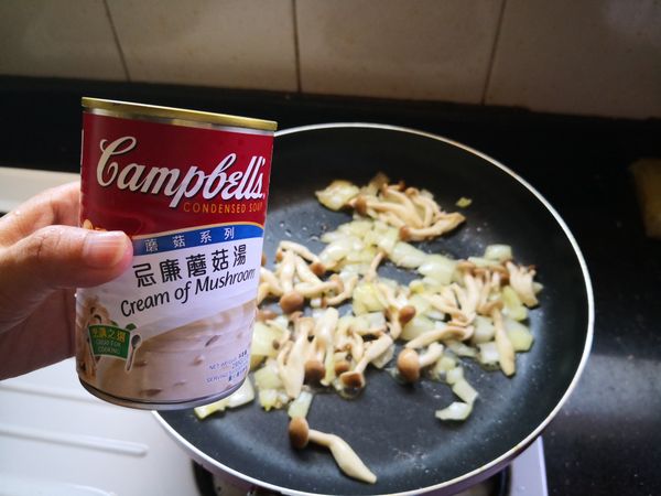 1.倒入蘑菇醬攪拌均勻。
2.再倒入牛奶。