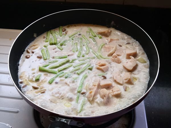 1.再倒入四季豆，雞胸肉，煮至四季豆軟嫩。