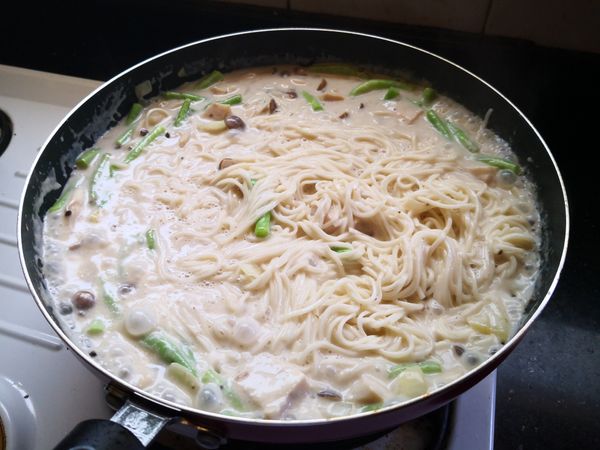 1.再煮料時，順便煮一鍋水，下關廟麵煮熟撈起備用
2.待白醬料煮好後，最後倒入關廟麵攪拌均勻，即可起鍋。