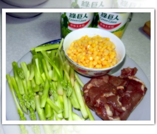 里肌肉片 先用蒜頭、醬油、糖、香油、酒、五香粉 先餣過..
通常餣好後 我是一小包一小包 冷凍起來  
需要時再拿下來退冰