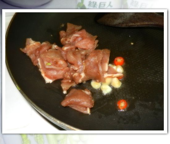 熱油鍋 加上蒜頭及辣椒  放入里肌肉片(已餣過) 炒熟
肉片可切厚些 有咬勁～