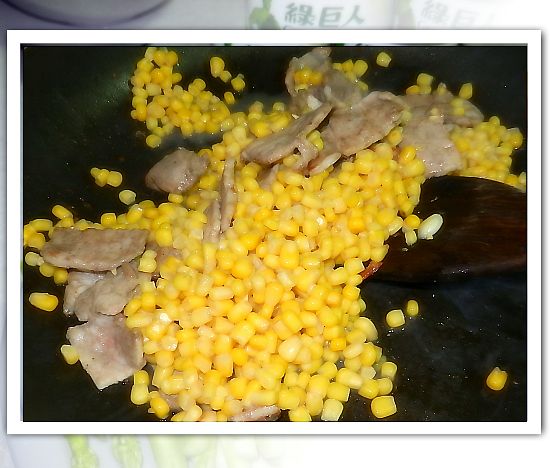 放下一整罐綠巨人玉米粒..拌炒