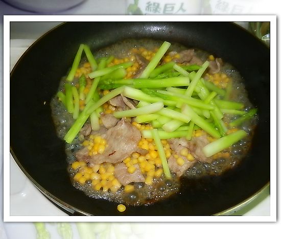 放下蘆筍...快炒..起鍋 ...
不用太多調味料.. 吃出各食材的好滋味
分享給您～