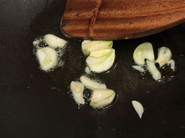 起油鍋煸香蒜頭。