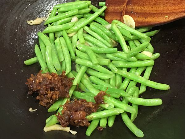 待四季豆炒至變透明後加入XO醬拌炒均勻。