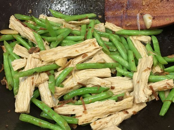 再加入鮮腐竹拌炒，將所有食材拌炒均勻，腐竹吃上醬色後即可盛盤。