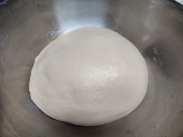 將隔夜液種麵糰(前一晚先將全部材料拌合均勻放室溫30分鐘後放入冰箱冷藏備用)和主麵糰材料一起攪拌成團(無鹽奶油最後才放入)最後攪拌至擴展階段後取出進行基本發酵60分鐘。