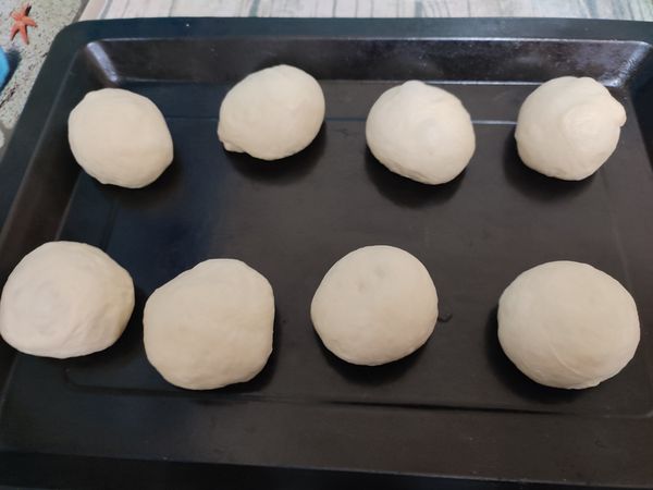 取出麵團進行分割(每個60克)搓圓進行中間發酵10分鐘。