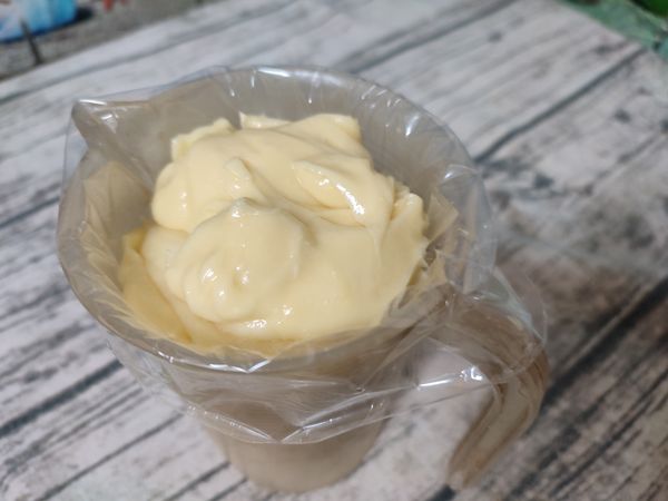 墨西哥麵包奶酥皮醬:將糖粉先和軟化的無鹽奶油用攪拌器攪拌均勻，再將蛋液分次加入拌勻放入擠花袋中，備用。