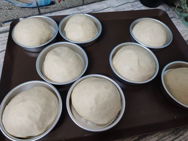 將麵糰再次整形後放入器皿中進行後發60分鐘。