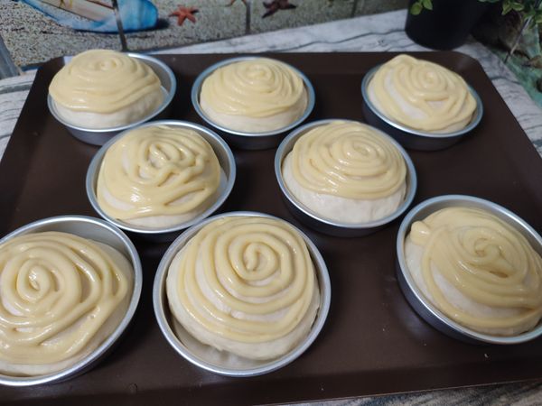 表層噴少許水後擠上酥皮醬，放入已事先預熱(180/200)的烤箱中烘焙16~18分鐘(每家爐溫不同 請視個家爐溫判別烘焙時間)。